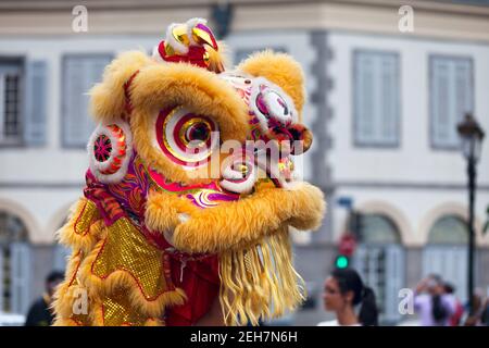 Saint Denis, Reunion Island - 07 2015 agosto: Artisti che indossano il tradizionale costume da leone e ballano durante il Guan di Festival. Foto Stock