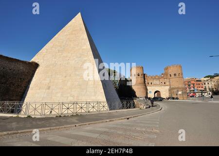 Italia, Roma, piramide di Caius Cestius e porta San Paolo Foto Stock