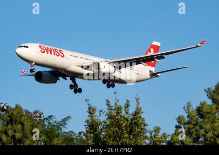 Swiss InerNational Airlines Airbus A330-300 HB-JHN aereo passeggeri arrivo e. Atterraggio all'aeroporto di Vienna Foto Stock