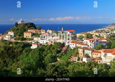 Vista della vecchia Karlovasi, il villaggio tradizionale più pittoresco dell'isola di Samos, del Mar Egeo settentrionale, della Grecia, dell'Europa Foto Stock