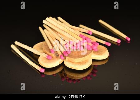 Diversi incontri in legno, primo piano, su sfondo nero. Foto Stock