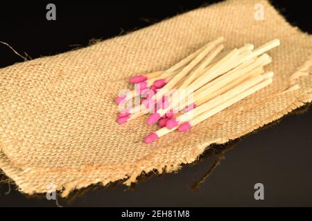 Diversi incontri in legno, primo piano, su un tovagliolo di lino. Foto Stock