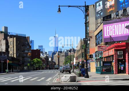 Settima Avenue South vuota senza traffico durante il coronavirus, pandemia di Covid-19, vista del 1 World Trade Center, West Village, Greenwich Village, Manhattan, New York City, USA Giugno 2020 Foto Stock