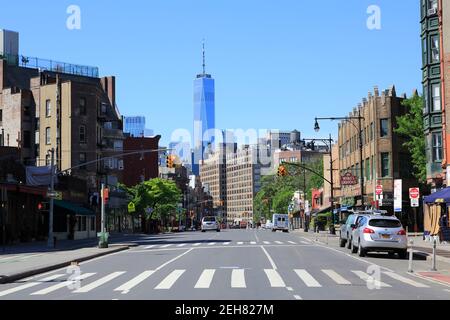 Settima Avenue South vuota senza traffico durante il coronavirus, pandemia di Covid-19, vista del 1 World Trade Center, West Village, Greenwich Village, Manhattan, New York City, USA Giugno 2020 Foto Stock