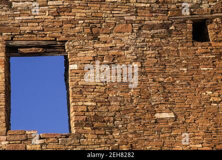 Finestre su mura rovinate, Pueblo Bonito, Chaco Culture National Historical Park, New Mexico USA Foto Stock
