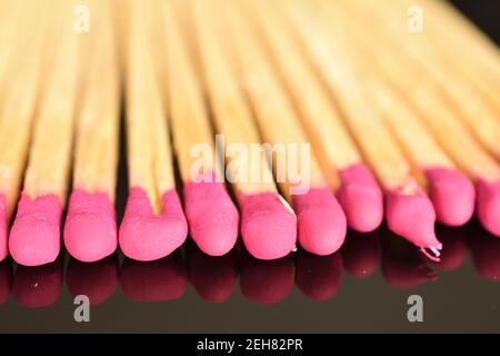 Diversi incontri in legno, primo piano, su sfondo nero. Foto Stock