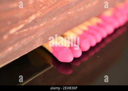Diversi incontri in legno, primo piano, su sfondo nero. Foto Stock