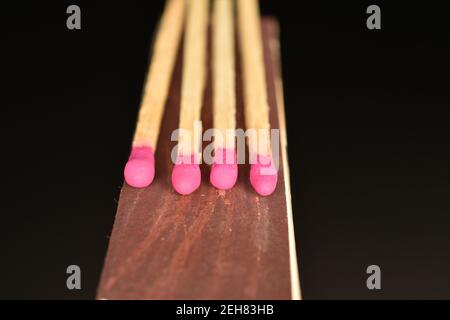 Diversi incontri in legno, primo piano, su sfondo nero. Foto Stock