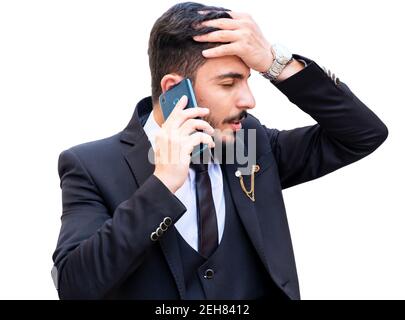 Uomo d'affari che discute e discute del lavoro utilizzando il telefono cellulare durante una chiamata o una videochiamata per mantenere l'attività di follow e rimanere seguito con il lavoro Foto Stock