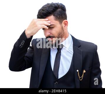 Un uomo d'affari che soffre di mal di testa a causa di problemi finanziari e psicologici sul posto di lavoro, quindi ha bisogno di un po' di riposo e chi lo aiuta al lavoro Foto Stock