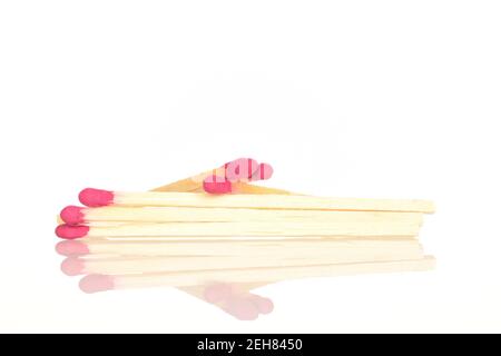 Diversi incontri in legno, primo piano, su sfondo bianco. Foto Stock