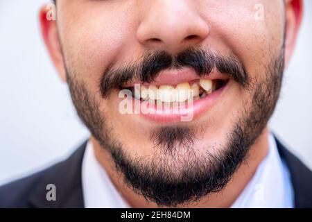 Sorriso di giovinezza per un uomo con qualche barba di mento Foto Stock