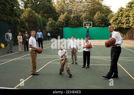 Il presidente Barack Obama spara i cestini sul campo di pallacanestro della Casa Bianca con Justin Friedlander e la sua famiglia, il 6 luglio 2010. Friedlander, a cui è stato diagnosticato un tumore cerebrale inutilizzabile nel marzo 2009, ha lanciato un'iniziativa chiamata "Justin's quest", in cui sparerà 63,000 colpi di basket, uno per ogni persona a cui è stato diagnosticato un tumore cerebrale primario ogni anno negli Stati Uniti. Foto Stock