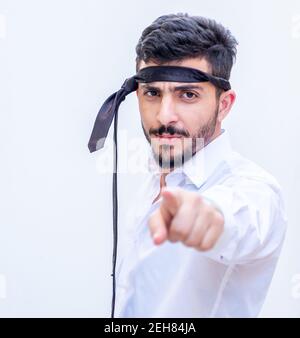 Triste uomo d'affari medio-orientale in un contesto isolato Foto Stock