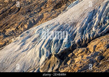 Lingua glaciale, crepacci del ghiacciaio di Schlatenkees. Gruppo di montagna Venediger. Osttirol. Alpi austriache. Europa Foto Stock