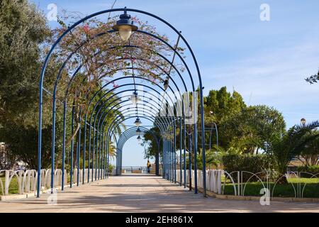 Passerella pedonale vuota con arco. Santa Pola, città costiera situata nella Comunità Valenciana, Costa Blanca. Spagna Foto Stock