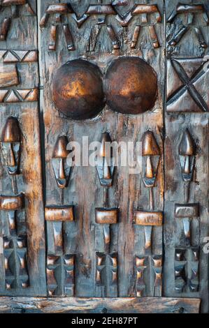 I Dogon sono una popolazione africana del Mali e sono abili scultori. Le porte di legno che hanno realizzato ne sono un buon esempio. Foto Stock
