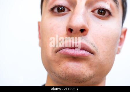 Da vicino, vista su di arabico ragazzo sensazione meraviglia Foto Stock