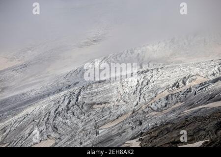 Lingua glaciale, crepacci del ghiacciaio di Schlatenkees. Gruppo di montagna Venediger. Osttirol. Alpi austriache. Europa Foto Stock