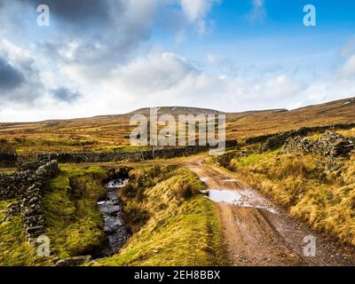 Dead Mans Hill con una strada e una brughiera aperta. Nidderdale. Yorkshire Dales Foto Stock