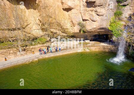 Vista del lago formato dal fiume Rossinyol all'interno della zona naturale di Sant Miguel del Fai, Catalogna, Spagna Foto Stock