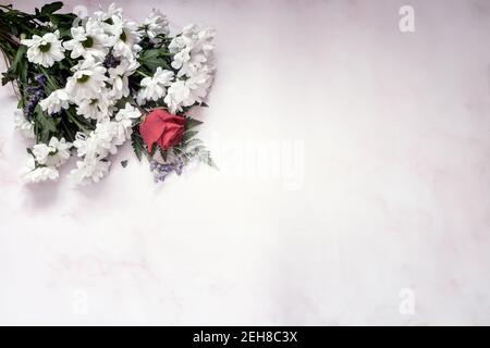 Un bouquet splendidamente progettato di crisantemi bianchi e rose rosse su sfondo bianco. Vista frontale, primo piano. Foto Stock