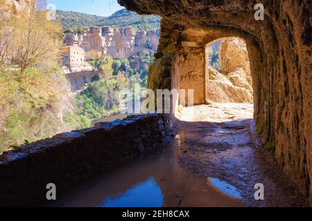 Vista dal sentiero che attraversa dietro la cascata del fiume Tenes nella zona naturale di ​​Sant Miguel del Fai, Catalogna, Spagna Foto Stock