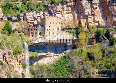 Vista di Abadia situato su una sporgenza delle scogliere dello spazio naturale di Sant Miguel del Fai, Catalogna, Spagna Foto Stock