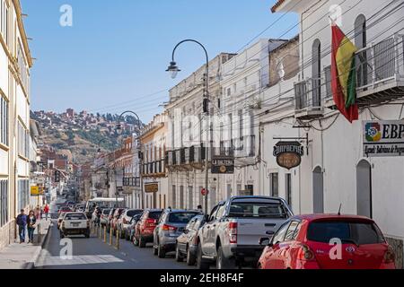 Via con case bianche e negozi nel quartiere coloniale spagnolo della capitale Sucre, Provincia di Oropeza, Dipartimento di Chuquisaca, Bolivia Foto Stock