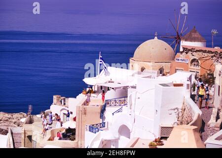 Santorini, Grecia - 11 settembre 2017: I turisti si riuniscono per guardare la famosa vista nella città di Oia sull'isola greca di vacanze di Santorini contro c. Foto Stock