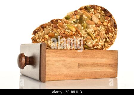 Alcuni gustosi biscotti freschi di noce dolce si trovano in una scatola di legno, marrone, su uno sfondo bianco. Foto Stock