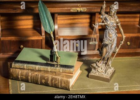 statua di giustizia con closeup non focalizzato Foto Stock