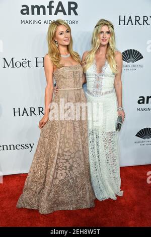 Pairs Hilton (L) e Nicky Hilton Rothschild frequentano il 2016 amfAR New York Gala a Cipriani Wall Street il 10 febbraio 2016 a New York City. Foto Stock