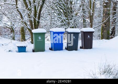 Riciclaggio e rifiuti domestici bidoni ruote in neve - Stirling, Scozia, Regno Unito Foto Stock