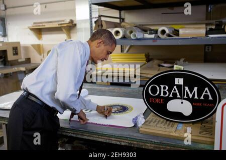 Il presidente Barack Obama ha autografato un banner a seguito delle sue osservazioni sull’economia a Gelberg Signs a Washington, D.C., 6 agosto 2010. Foto Stock