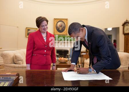 Il presidente Barack Obama firma la commissione di Elena Kagan nell'Ufficio ovale, prima di un ricevimento nella Sala Est per celebrare la sua conferma alla Corte Suprema, 6 agosto 2010. Foto Stock