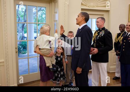 Il presidente Barack Obama saluta il Military Aide Lt. Col. Dave Kalinske e la sua famiglia nell'Ufficio ovale, durante la cerimonia di partenza di Kalinske, il 13 agosto 2010. Foto Stock