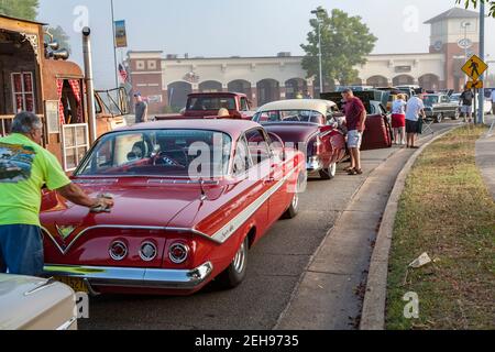 Le auto classiche costeggiano le strade del centro di Biloxi, Mississippi, durante l'evento annuale Cruisin' the Coast. Foto Stock