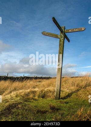 Fingerpost sulla Dales Highway vicino a WeetsTop Malham Yorkshire Foto Stock