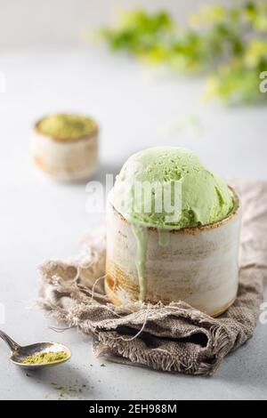 Tazza di gelato al tè verde su fondo bianco Foto Stock