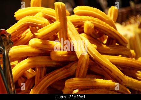 Gustosa churros in vendita in una bancarella di strada in Spagna Foto Stock