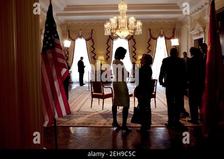 Michelle Obama parla da solo con il Segretario di Stato Hillary Rodham Clinton prima dell'incontro del Presidente Obama con il Presidente Hu della Cina. Winfield House a Londra, Inghilterra, 1 aprile 2009. Foto Stock