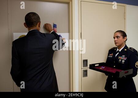 Il presidente Barack Obama bussa alla porta prima di entrare nella stanza di un soldato al Walter Reed Army Medical Center di Washington, D.C., 30 agosto 2010. Il presidente ha incontrato 24 guerrieri feriti che hanno servito in Afghanistan, cinque che hanno servito in Iraq, e onorato 11 soldati con il cuore viola. Foto Stock