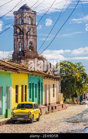 Case colorate con la torre della chiesa Iglesia de Santa Ana a Trinidad, Cuba Foto Stock