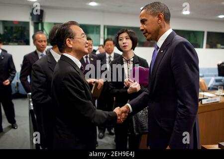 Il presidente Barack Obama saluta il Premier Wen Jiabao e i membri della delegazione cinese dopo un incontro bilaterale alle Nazioni Unite a New York, N.Y., 23 settembre 2010. Foto Stock