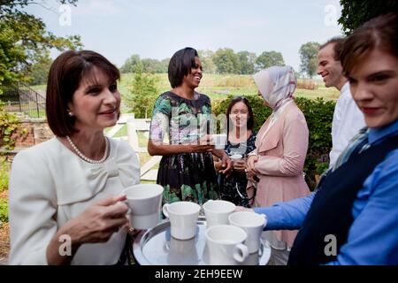 Prima di un pranzo, la First Lady Michelle Obama e i coniugi dei leader dell'Assemblea Generale delle Nazioni Unite si sono riuniti nel Centro per l'alimentazione e l'agricoltura di Stone Barber con Dan Barber, co-proprietario e chef esecutivo di Blue Hill a Stone Barns a Pocantico Hills, N.Y., 24 settembre 2010. Foto Stock