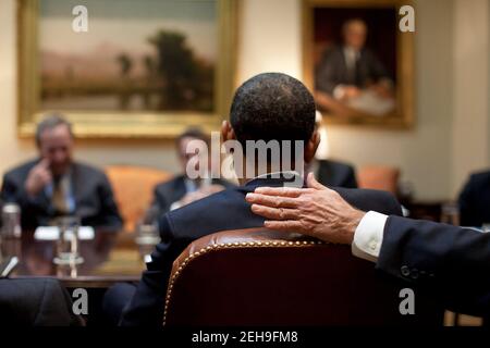 Il presidente Barack Obama partecipa a un incontro economico nella Sala Roosevelt della Casa Bianca, il 24 marzo 2009. Foto Stock