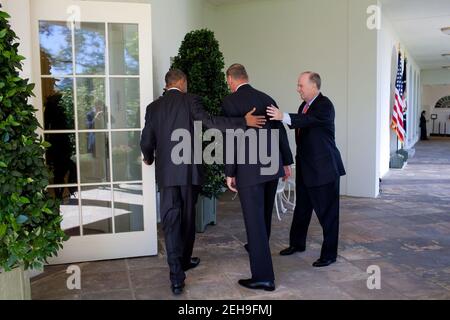 Il presidente Barack Obama, il consulente nazionale per la sicurezza Gen. James L. Jones, e il vice consulente nazionale per la sicurezza Tom Donilon tornano all'Ufficio ovale dopo l'annuncio della partenza di Jones, nel Giardino delle rose della Casa Bianca, 8 ottobre 2010. Foto Stock