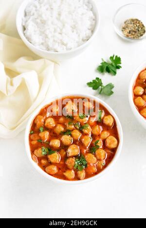 Cotti i ceci in ciotola su fondo bianco. Cibo vegetariano vegano. Foto Stock