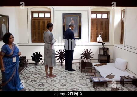 Il presidente Barack Obama e la First Lady Michelle Obama hanno fatto un tour del mani Bhavan Gandhi Museum a Mumbai, India, 6 novembre 2010. Foto Stock